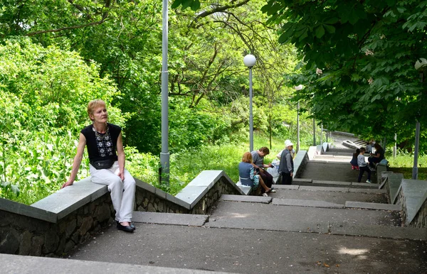 Menschen Sitzen Entspannt Auf Bänken Städtischen Stadtpark Mai 2019 Kiew — Stockfoto