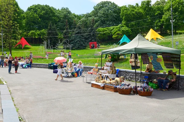 Ludzie Spacerujący Stoiska Pamiątkami Sprzedaż Miejskim Parku Maja 2019 Kijów — Zdjęcie stockowe