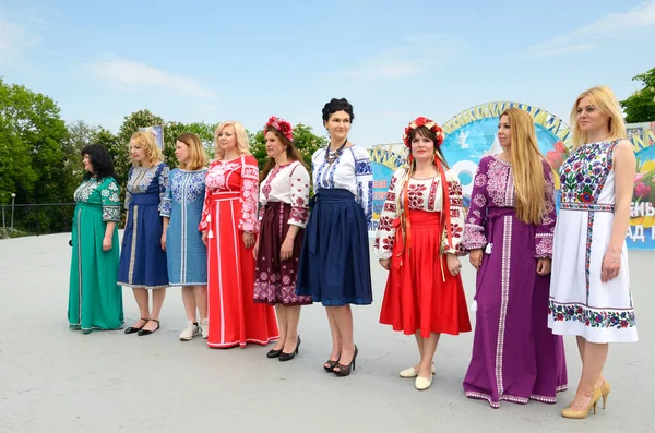Grupo Mulheres Trajes Tradicionais Bordados Artesanais Ucranianos Palco Parque Municipal — Fotografia de Stock