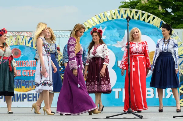 Grupo Mulheres Trajes Tradicionais Bordados Artesanais Ucranianos Palco Parque Municipal — Fotografia de Stock