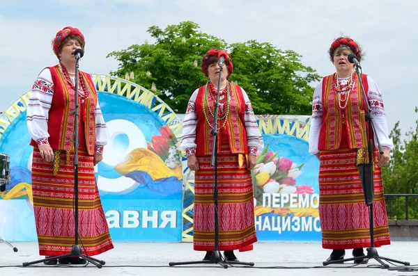 Três Mulheres Meia Idade Trajes Bordados Tradicionais Ucranianos Cantando Durante — Fotografia de Stock