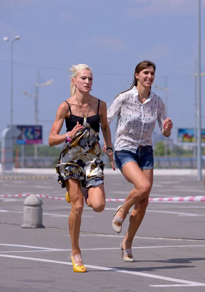 Mädchen Lässigen Kleidern Und Stöckelschuhen Laufen Auf Einer Wette Die — Stockfoto