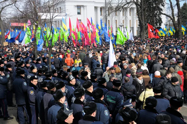 Натовп Людей Зібралися Зустрічі Біля Парламенту України Партійних Прапорів Квітня — стокове фото