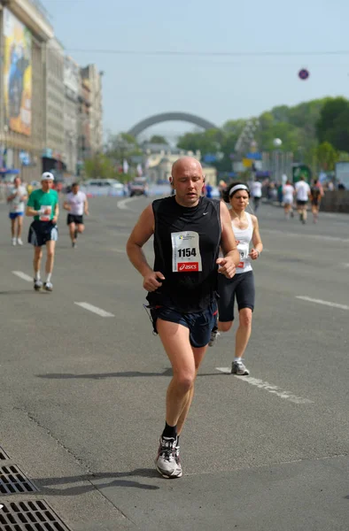 Middle Aged Man Running Street Marathon Amateurs Devoted Day City — Stock Photo, Image