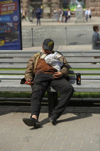 街の強い熱汚い酔ってホームレスの男が眠って路上でベンチに落ちる 2019年6月5日 キエフ ウクライナ — ストック写真