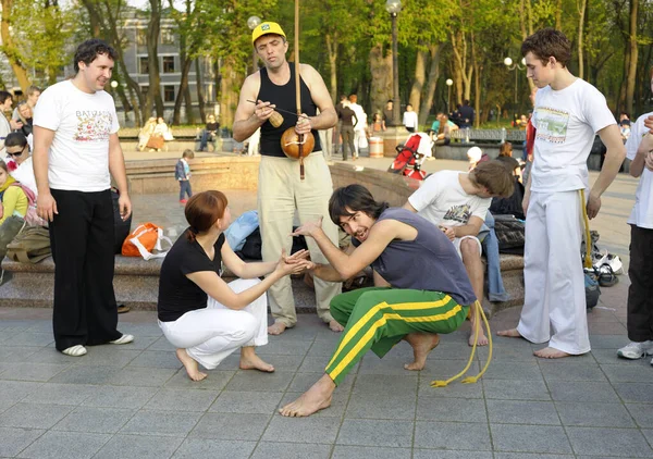 Bailarines Capoeira Entrenando Calle Entrenadores Tocando Instrumentos Musicales Marcando Ritmo — Foto de Stock