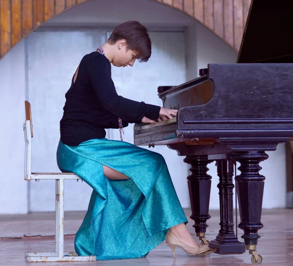 Giovane Pianista Che Suona Pianoforte Coda Sul Palco Giugno 2018 — Foto Stock