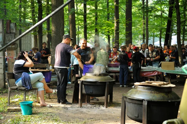 Tłum Ludzi Stojących Kolejce Darmowe Jedzenie Przygotowane Kuchni Polowej Lesie — Zdjęcie stockowe