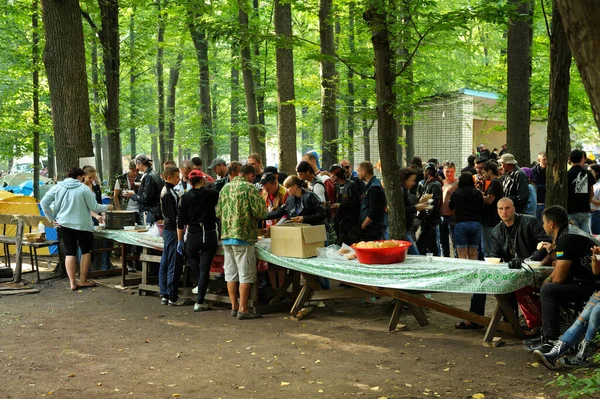 Tłum Ludzi Stojących Kolejce Darmowe Jedzenie Przygotowane Kuchni Polowej Lesie — Zdjęcie stockowe