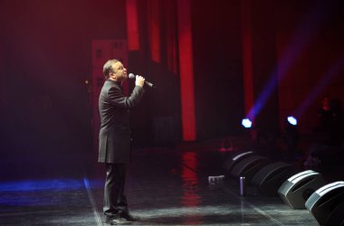 Victor Pavlik, ünlü Ukraynalı şarkıcı, sahnede sahne alıyor. 10 Ekim 2015. Kyiv Ukrayna
