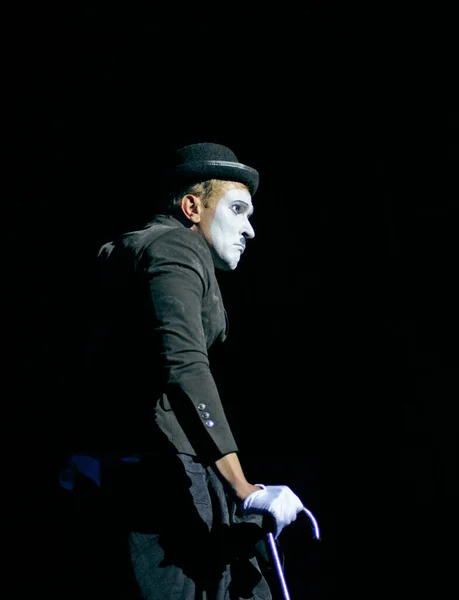 Мужчина Мим Одетый Грустный Клоун Выступает Черном Фоне Октября 2019 — стоковое фото