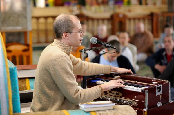 Guru che canta mantra in un tempio per parrocchiani Krishna — Foto Stock