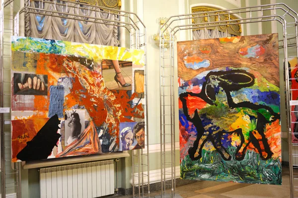 Ünlü Türk ressam Bedri Baykam 'ın kolaj resmi, kişisel sergi. 7 Mart 2018. Kyiv, Ukrayna