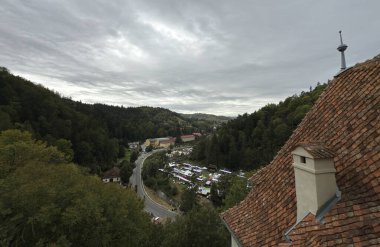Bran geçidi ve Drakula Kalesi 'ne giden yol, turist kampı. Ünlü turist mekanı. 10 Ekim 2025. Bran, Romanya