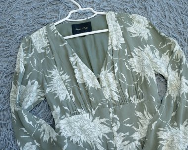 Massimo Dutti marka bir kadın yaz elbisesinde. 1 Kasım 2025. Kyiv, Ukrayna