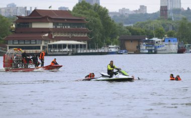 Kurtarma operasyonları. Motorlu teknedeki cankurtaranlar sudan muzdaripler, üzerinde can yelekleri olan gemiler. 7 Ekim 2021. Kyiv, Ukrayna