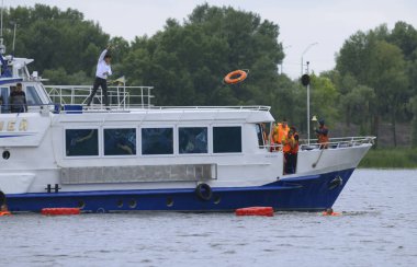 Kurtarma operasyonları. Cankurtaranlar sudan muzdaripler, üzerinde can yelekleri olan gemiler. 7 Ekim 2021. Kyiv, Ukrayna