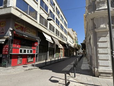 Selanik 'te Valaoritou caddesinin köşesinde, market oteli, kimse yok. 10 Ağustos 2025. Selanik, Yunanistan