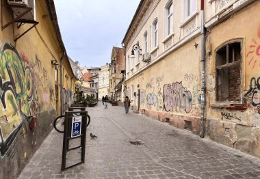 Strada Sforii 'de klasik tarzda binalar, İngilizce Rope Caddesi, Brasov kasabası, turistik yerler. 10 Ekim 2025. Brasov, Romanya