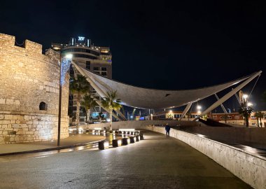 Venedik Kulesi. Durres Kalesi 'nin kalıntıları. Otel AX, gece görüşü. 7 Ocak 2025. Vollga Gezinti Bulvarı, Durres, Arnavutluk