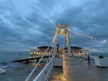 Vollga Gezinti Güvertesi ya da Gezinti Parkı, Ventus rıhtımının deniz ışığı. Durres, Arnavutluk.