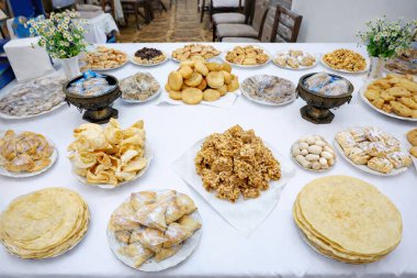 Geleneksel Kazak mutfak masası baursak, chak-chak, flatekmek, kurabiye ve tatlılarla.