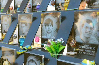 Kutsanmış Paskalya ekmekleri, 2013-14 devriminde öldürülen protestocuların portrelerinin yanına yerleştirildi. Cennetlik Yüz Kahramanlar Anıtı. 20 Nisan 2020. Kyiv, Ukrayna