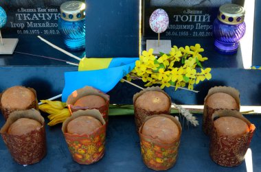 Kutsanmış Paskalya ekmekleri, 2013-14 devriminde öldürülen protestocuların portrelerinin yanına yerleştirildi. Cennetlik Yüz Kahramanlar Anıtı. Kyiv, Ukrayna