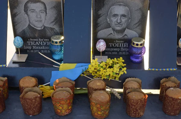 Kutsanmış Paskalya ekmekleri, 2013-14 devriminde öldürülen protestocuların portrelerinin yanına yerleştirildi. Cennetlik Yüz Kahramanlar Anıtı. 20 Nisan 2020. Kyiv, Ukrayna