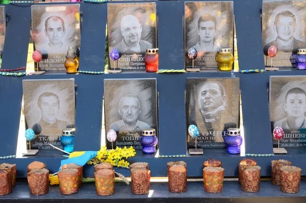 Kutsanmış Paskalya ekmekleri, 2013-14 devriminde öldürülen protestocuların portrelerinin yanına yerleştirildi. Cennetlik Yüz Kahramanlar Anıtı. 20 Nisan 2020. Kyiv, Ukrayna