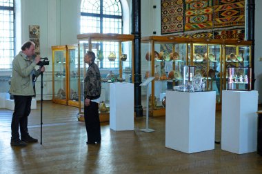 Gazeteci kadın müze çalışanı ile röportaj yapıyor. 12 Kasım 2020. Kyiv, Ukrayna