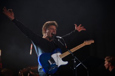 Gitarist şarkı ve silah yayılıyor 