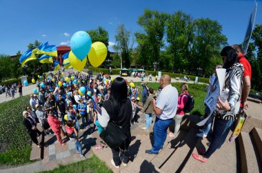 ATO gazileri ve aileleri devlet konut haklarını protesto ediyorlar. Shevchenko Parkı. 12 Mayıs 2021 Kyiv, Ukrayna