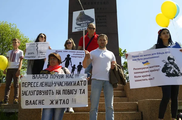 ATO gazileri ve aileleri devlet konut haklarını protesto ediyorlar. Shevchenko Parkı. 12 Mayıs 2021 Kyiv, Ukrayna