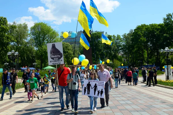 ATO gazileri ve aileleri devlet konut haklarını protesto ediyorlar. Shevchenko Parkı. 12 Mayıs 2021 Kyiv, Ukrayna