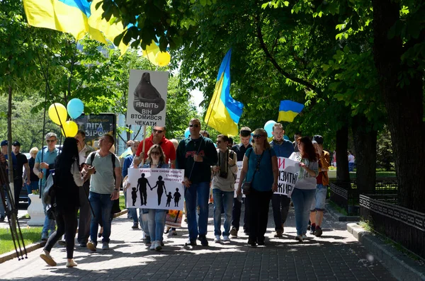 ATO gazileri ve aileleri devlet konut haklarını protesto ediyorlar. Shevchenko Parkı. 12 Mayıs 2021 Kyiv, Ukrayna