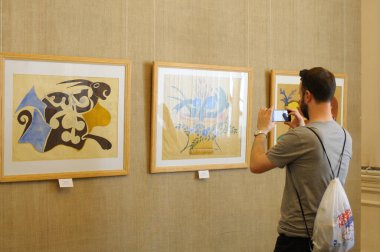 Ulusal Dekoratif Sanatlar Müzesi 'nin sergi salonunda resim çeken bir adam. 23 Temmuz 2021. Kyiv, Ukrayna