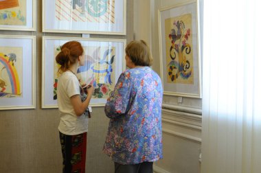 Kadın ziyaretçiler Ukrayna Ulusal Dekoratif Sanatlar Müzesi 'nin sergi salonunda resimleri tartışıyor. 23 Temmuz 2021. Kyiv, Ukrayna