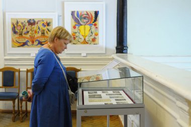 Bir kadın ziyaretçi, Ukrayna Ulusal Dekoratif Sanatlar Müzesi 'nin sergi salonunda sergileniyor. 23 Temmuz 2021. Kyiv, Ukrayna