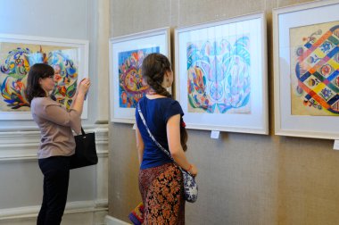 Kadın ziyaretçiler, Ukrayna Ulusal Dekoratif Sanatlar Müzesi 'nin sergi salonunda resim çekiyorlar. 23 Temmuz 2021. Kyiv, Ukrayna