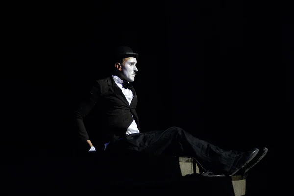 Merdivenlerde oturan MIME. Ukrayna palace, Kiev, Ukrayna, 13 Ekim 2015 yılında konser