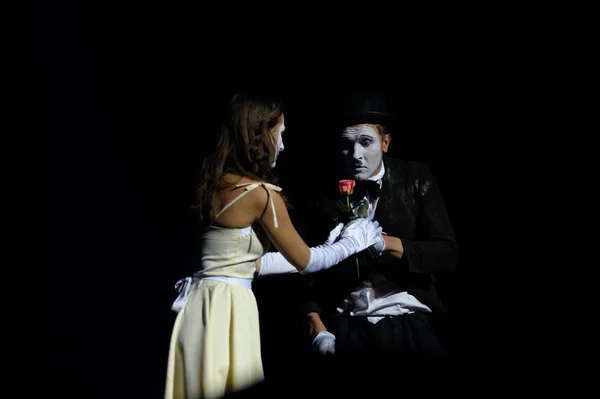 Женщина-мим дарит розу. Концерт в украинском дворце, Киев, Украина, 13 октября 2015 года — стоковое фото