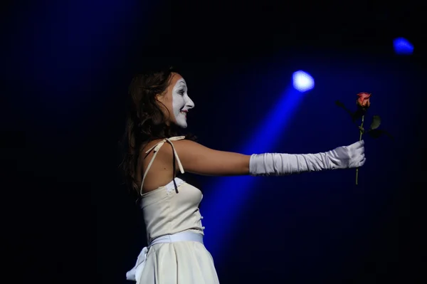 Kobiece mime daje różę. Koncert w pałacu Ukraina, Kijów, Ukraina, 13 października 2015 — Zdjęcie stockowe