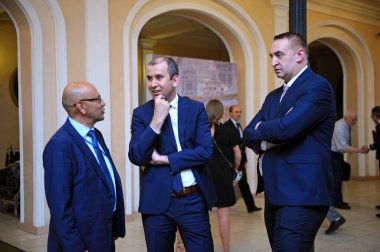 Türkiye Büyükelçiliği yetkilileri Yunus Ko ak, Kerim Kaya ve Can Og Oz iletişim halindeler. 11 Temmuz 2018. Kyiv, Ukrayna