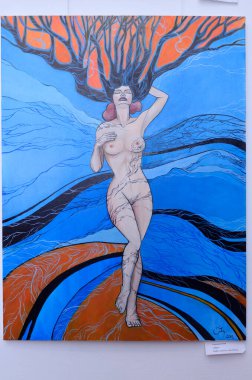 2018 'de Alina Ignatieva' nın ağaç dalı saçlı çıplak bir kadının sürrealist tablosu. 23 Şubat 2018. Kyiv, Ukrayna