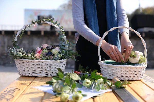 Γυναίκα διδασκαλία floristics — Φωτογραφία Αρχείου