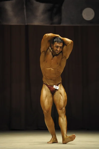 Erkek vücut geliştirmeci poz. Ukrayna Kupası, bodybuiding ve fitness 2015 23 Mayıs — Stok fotoğraf