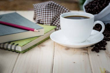 Kahve fincanı ahşap masada.