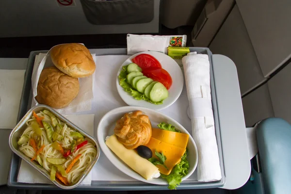 A tray of food on an airplane — Stock Photo, Image