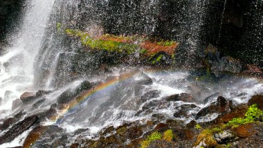 şelale ve gökkuşağı
